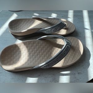VIONIC Sandal size 6-NWOT